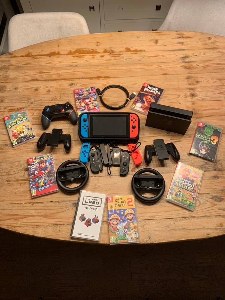 Nintendo switch met veel spelen en accessoires, Ophalen, Zo goed als nieuw, Met 3 controllers of meer, Switch Original
