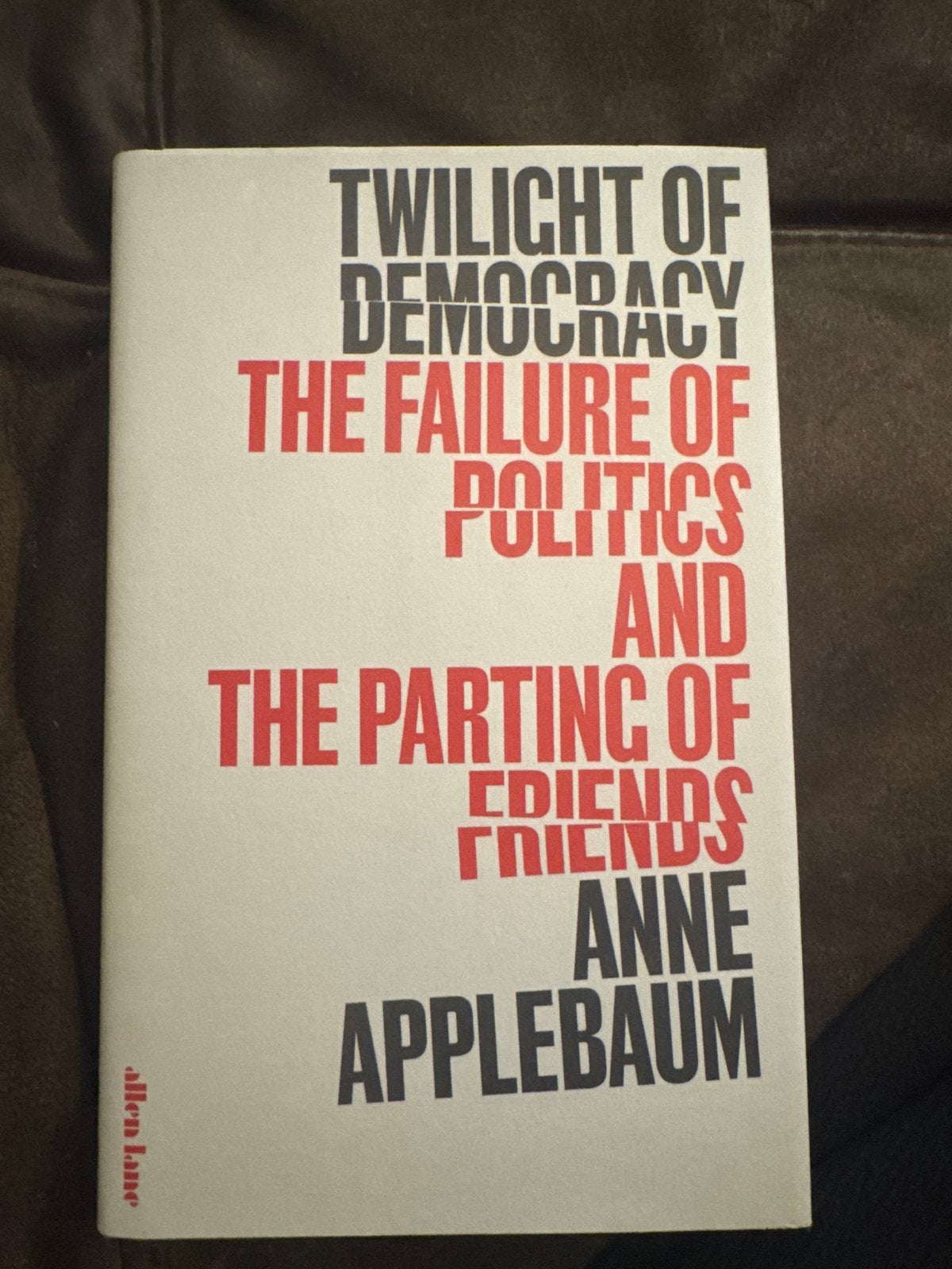 Twilight of Democracy - Anne Applebaum (Engels), Ophalen of Verzenden, Zo goed als nieuw, Politiek en Staatkunde, Wereld
