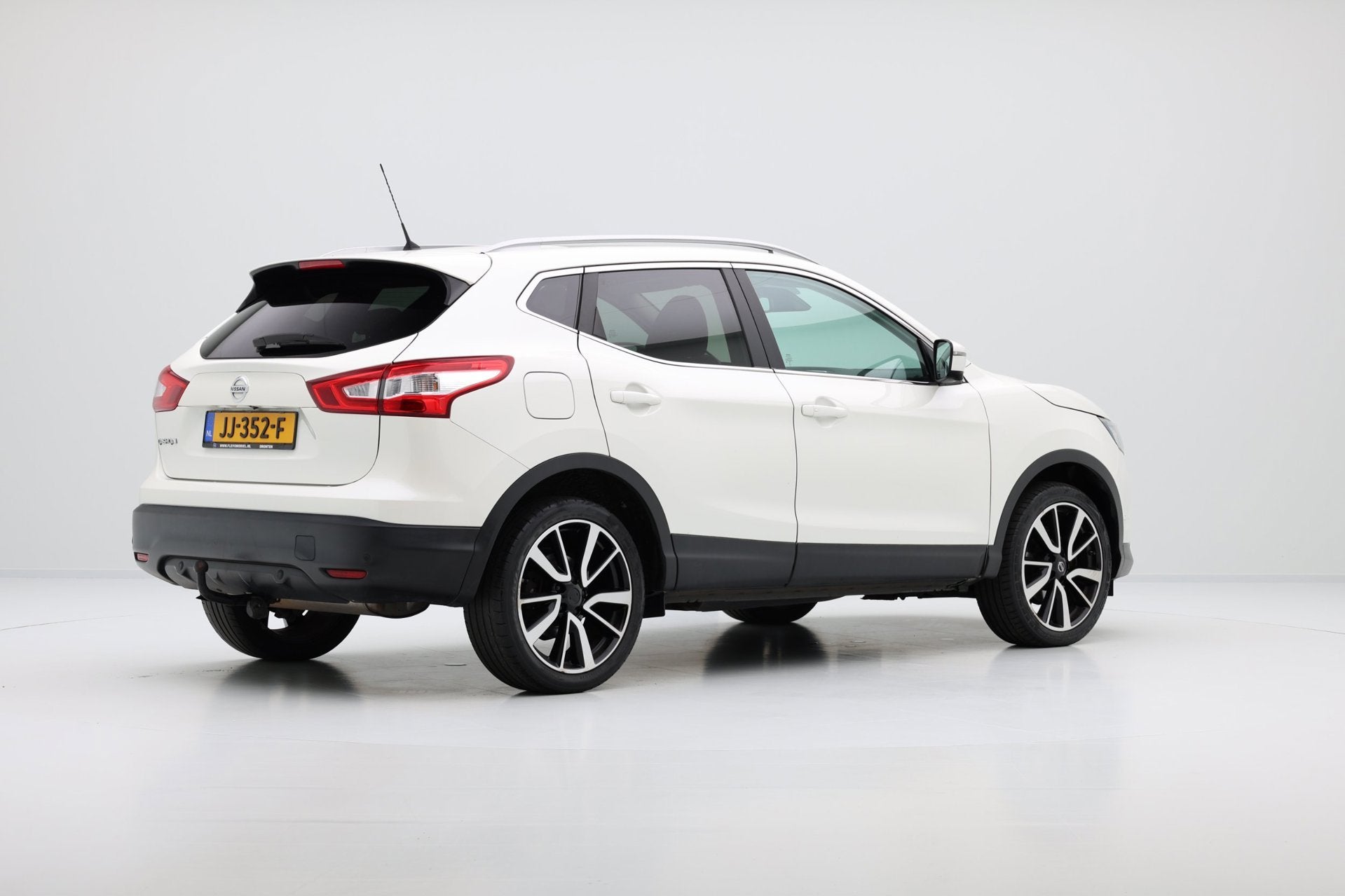 Nissan Qashqai 1.2 Tekna Pano|Leder|Cam|ParkAssist|LMV, Voorwielaandrijving, Dealer onderhouden, Gebruikt, Euro 6