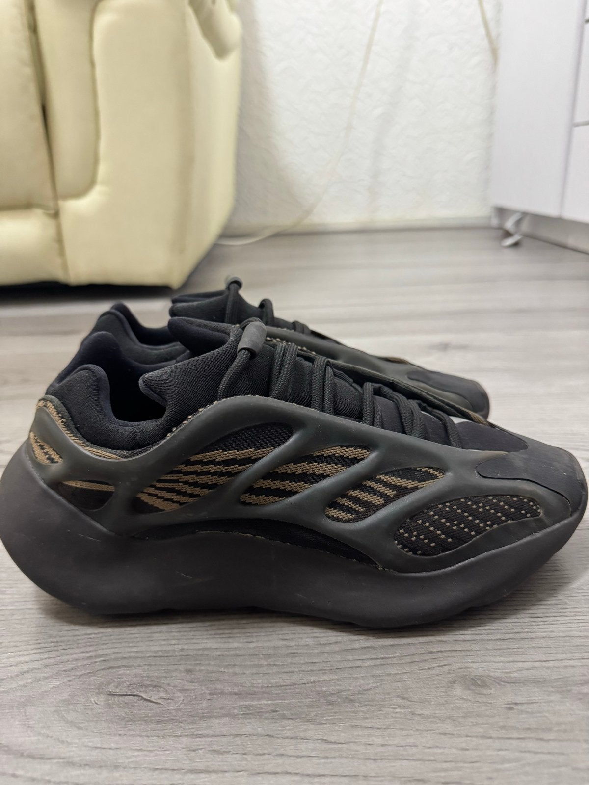 Adidas Yeezy 700 V3 Clay Brown, Ophalen, Zwart, Sneakers of Gympen, Zo goed als nieuw