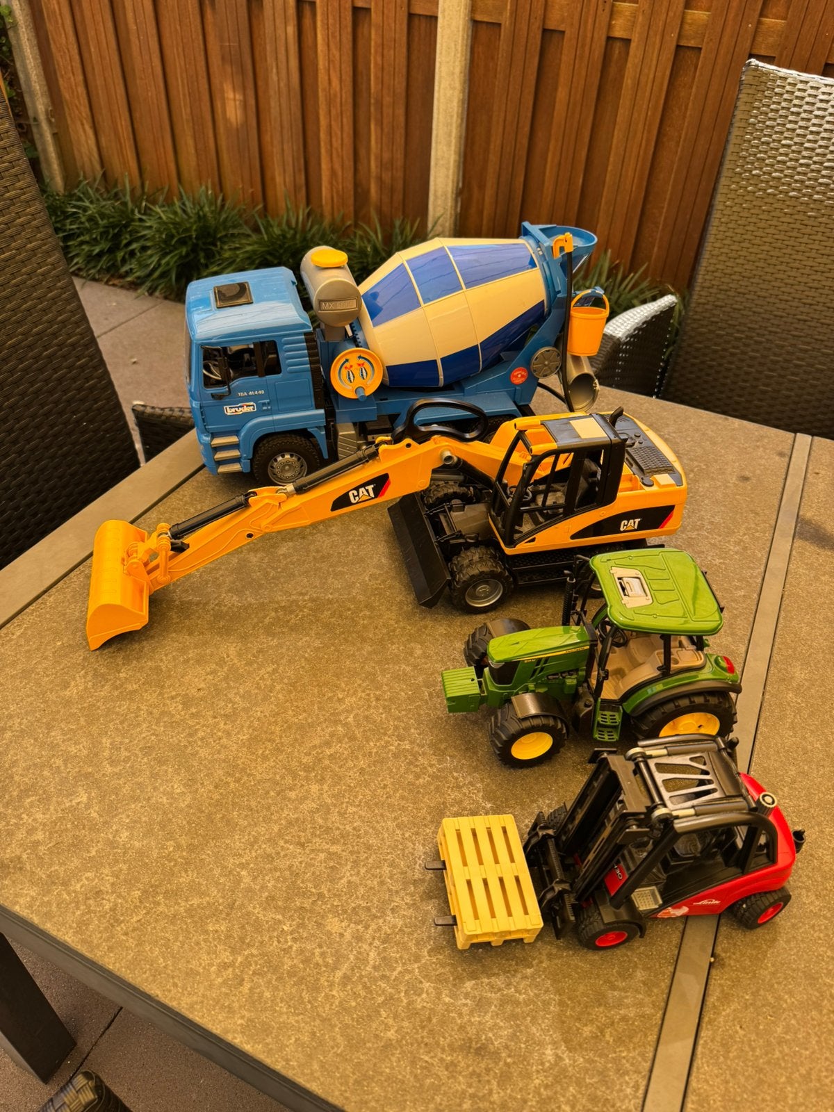 4x Bruder, cementwagen, graafmachine, trekker, heftruck, Ophalen, Zo goed als nieuw