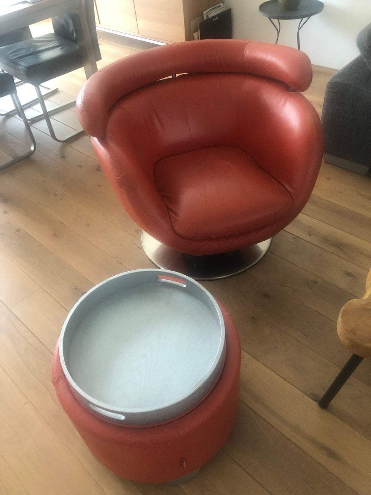 Oranje leren fauteuil met poef-merk kuka., Ophalen, Gebruikt, Overige kleuren, Leer