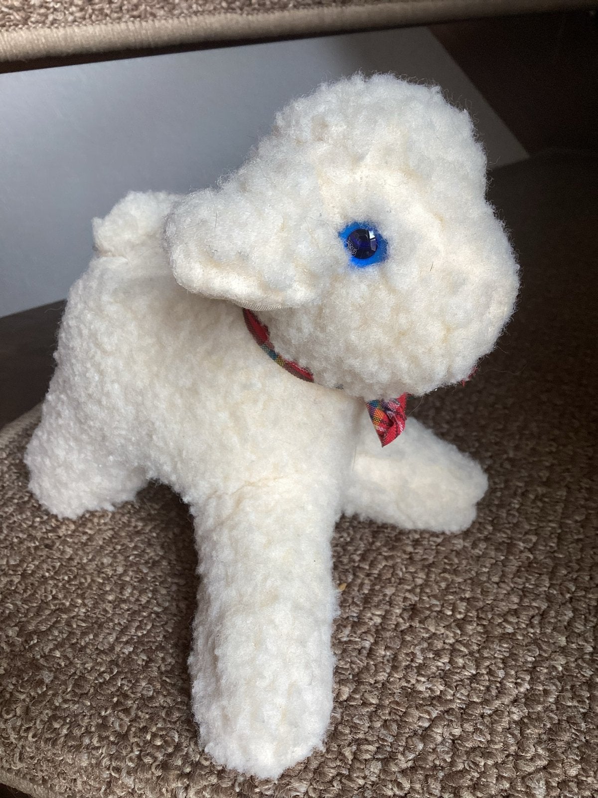 Schattig wit lammetje knuffel met strikje, Overige typen, Ophalen of Verzenden, Zo goed als nieuw, Met kleding of accessoire