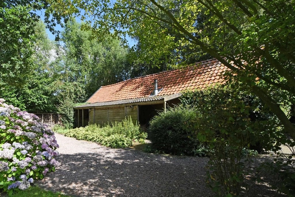 Dakpannen en nokvorsten, rood - +/- 90m2, 1400 stuks, Ophalen, Gebruikt, Steen of Klei, 15 m² of meer