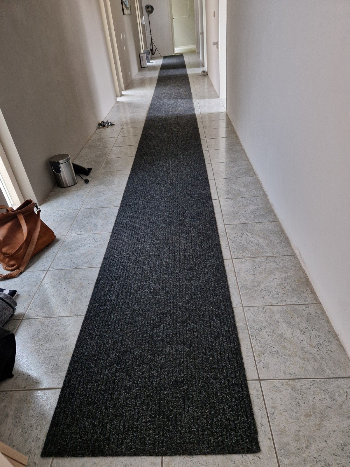 Lange donkergrijze loper van 12 meter, Huis en Inrichting, Stoffering | Tapijten en Kleden, Minder dan 50 cm, Gebruikt, 200 cm of meer