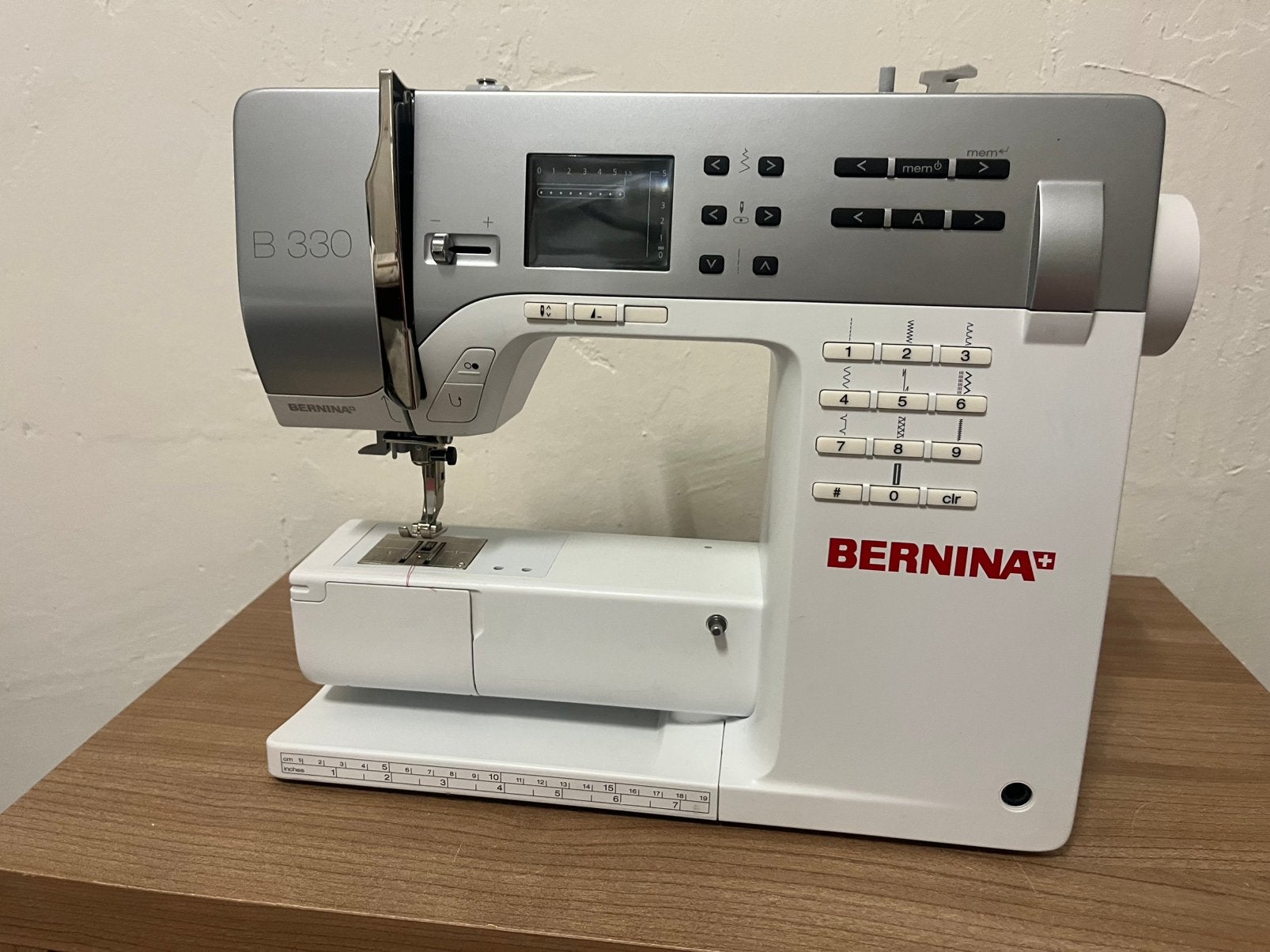Bernina  B330 Vrijarm Naaimachine, Hobby en Vrije tijd, Naaimachines en Toebehoren, Ophalen, Zo goed als nieuw, Lockmachine, Bernina