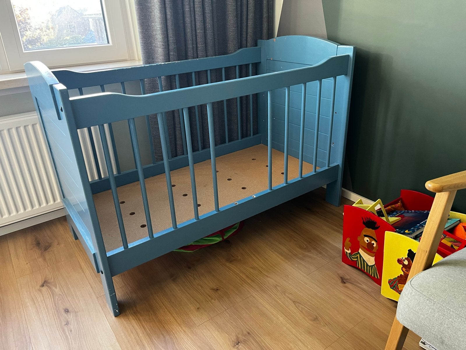 Blauw houten ledikantje - Gebruikt, Kinderen en Baby's, Ophalen, Gebruikt, Ledikant