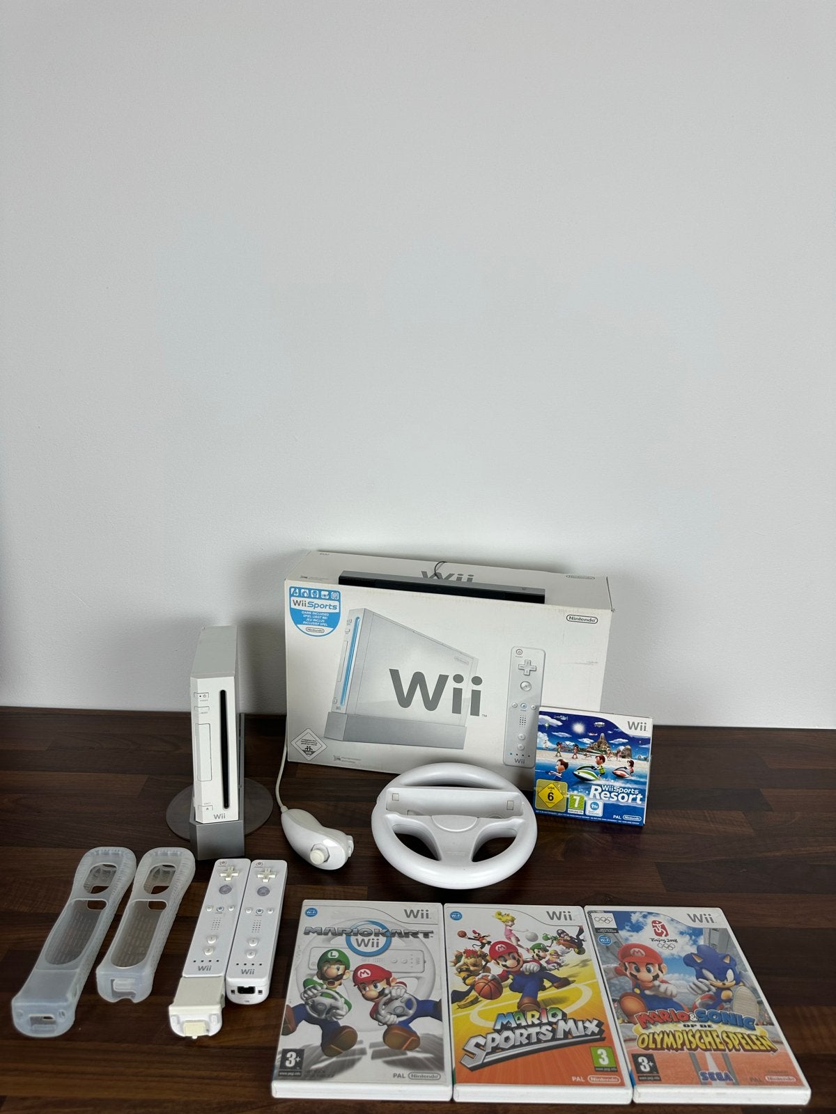 Nintendo Wii compleet in doos – Mario Kart, Mario Sports Mix, Ophalen of Verzenden, Zo goed als nieuw, Met 1 controller, Met games