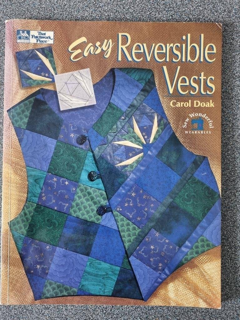 boek: Easy reversible vests, Hobby en Vrije tijd, Kledingpatronen, Ophalen of Verzenden, Zo goed als nieuw, Vrouw, Overige merken