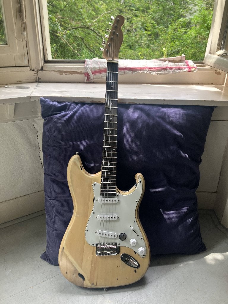 Foto 10 van Elektrische gitaar (strat body, tele hals)