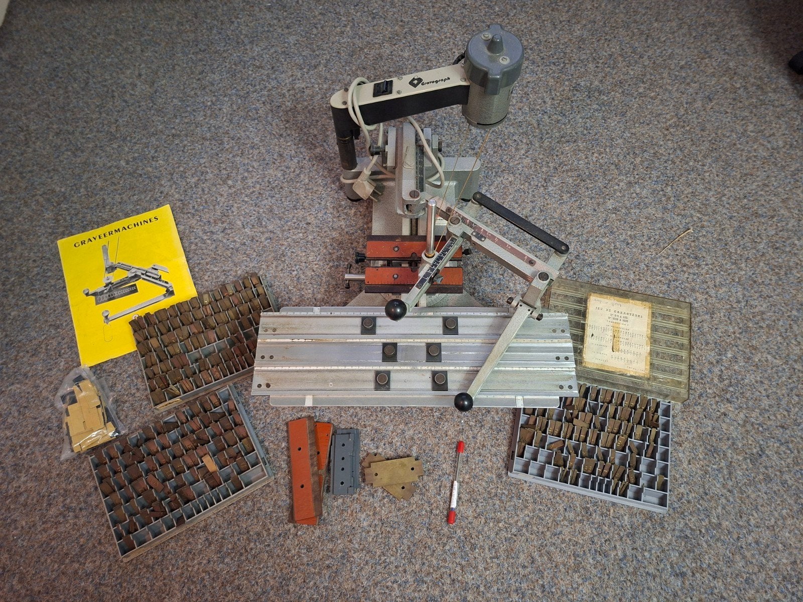 Gravograph graveermachine met zeer uitgebreide lettersets, Ophalen