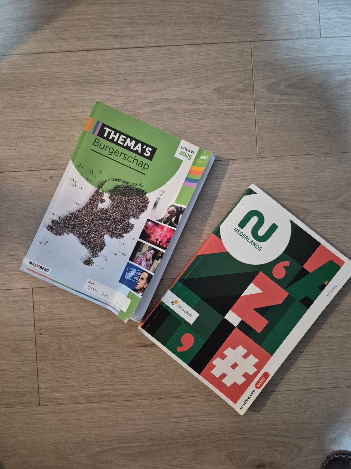 ROC Beveiliger 2 Boeken: Thema's Burgerschap & Nu Nederlands, Ophalen of Verzenden, Zo goed als nieuw, Overige niveaus, Nederlands