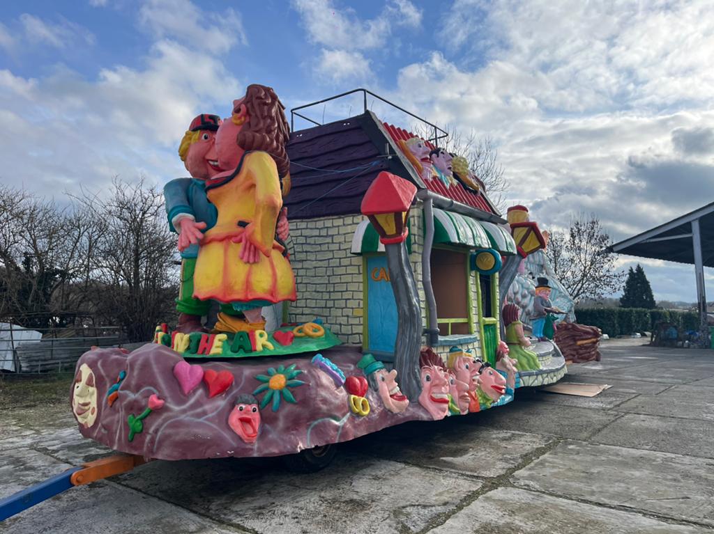 Mooie grote polyester carnavalswagen moet weg, Ophalen, Carnaval