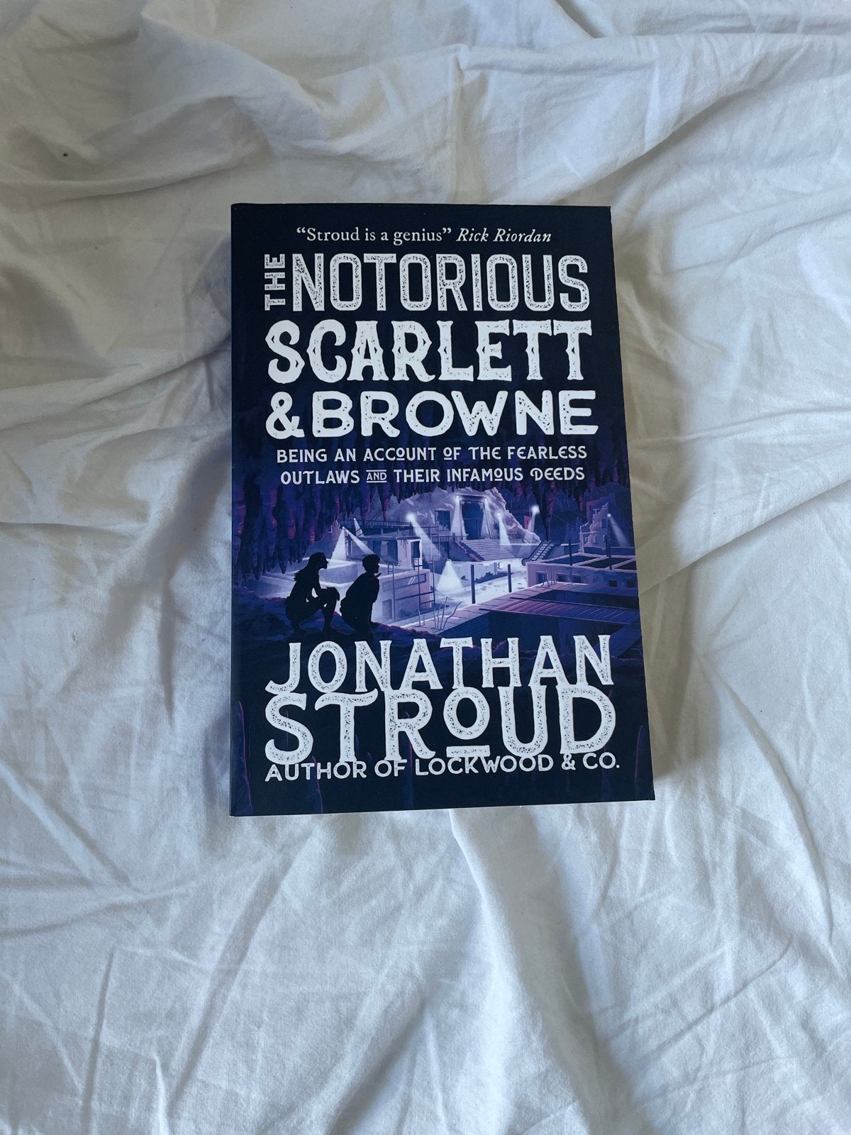 The Notorious Scarlett & Browne - Jonathan Stroud, Boeken, Ophalen of Verzenden, Zo goed als nieuw