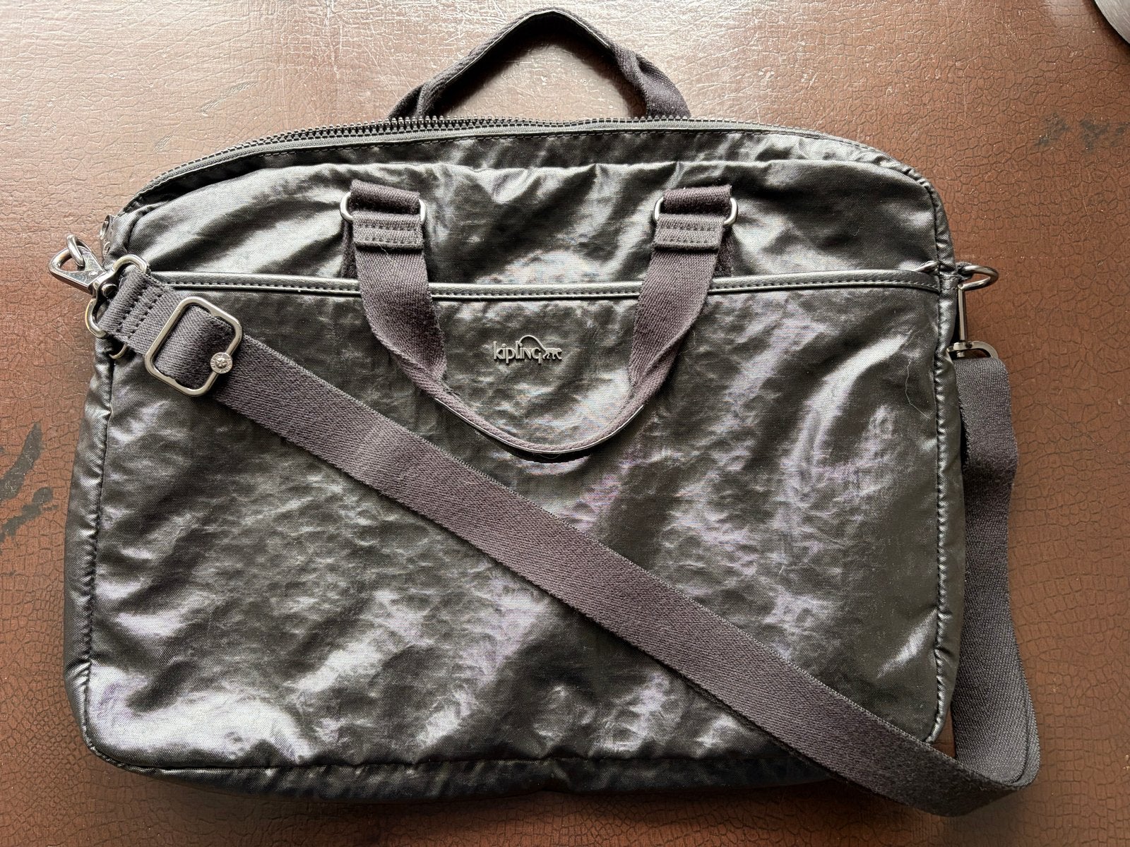 Kipling Laptoptas - Metallic Zwart (Zo goed als nieuw), Computers en Software, Laptoptassen, Zo goed als nieuw, Schoudertas, Overige merken