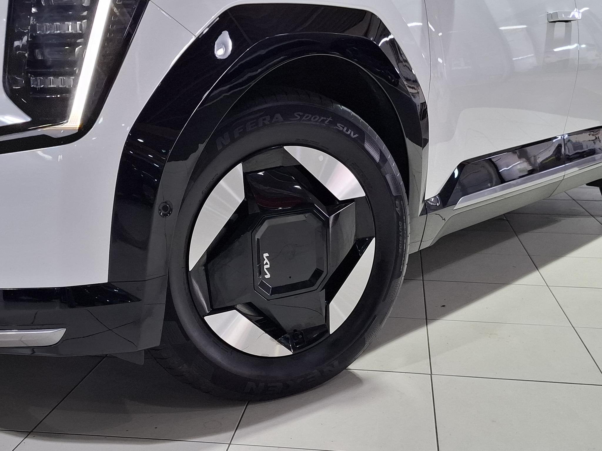 Kia EV9 Plus AWD 99.8 kWh Trekhaak, 2500 kilo trekgewicht, S, Auto's, Automaat, 2525 kg, Wit, Origineel Nederlands