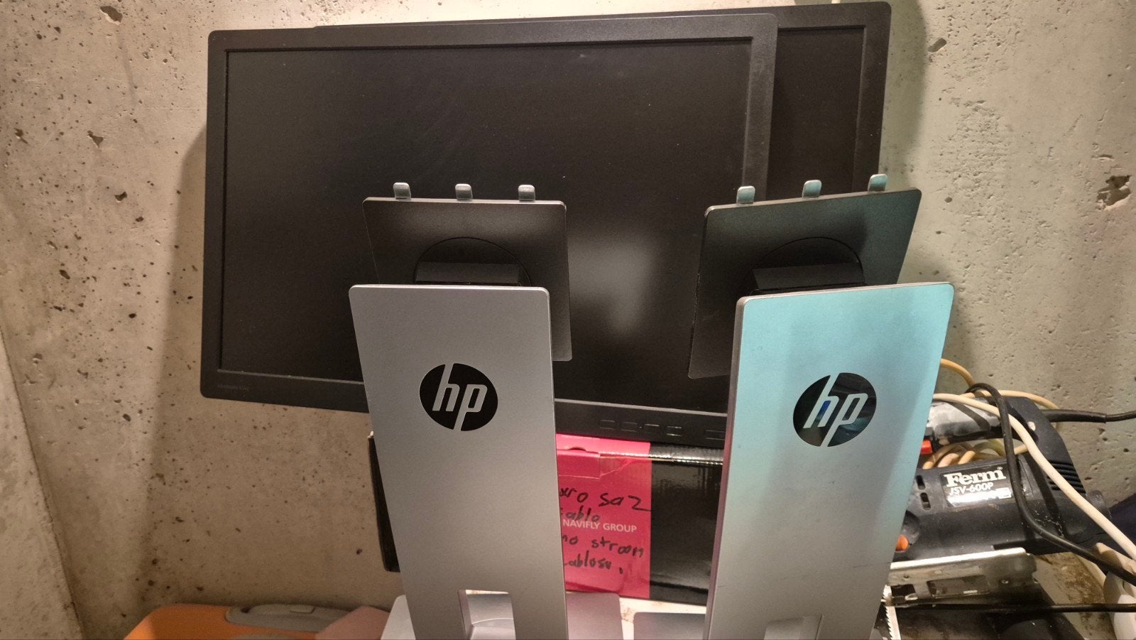 twee hp monitor met stand, Ophalen of Verzenden, Zo goed als nieuw, Onbekend