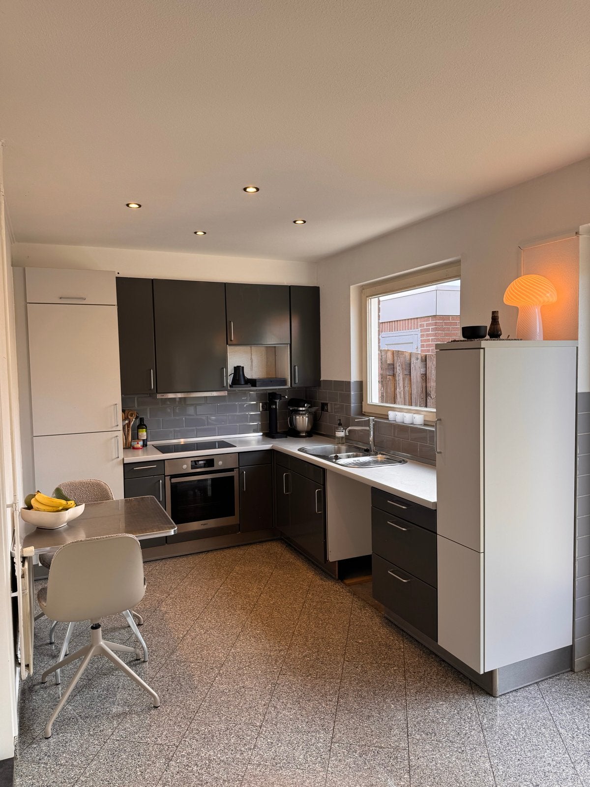 Moderne hoekkeuken met  nieuwe inbouwapparatuur, Ophalen, Hoekkeuken, Zo goed als nieuw, Grijs