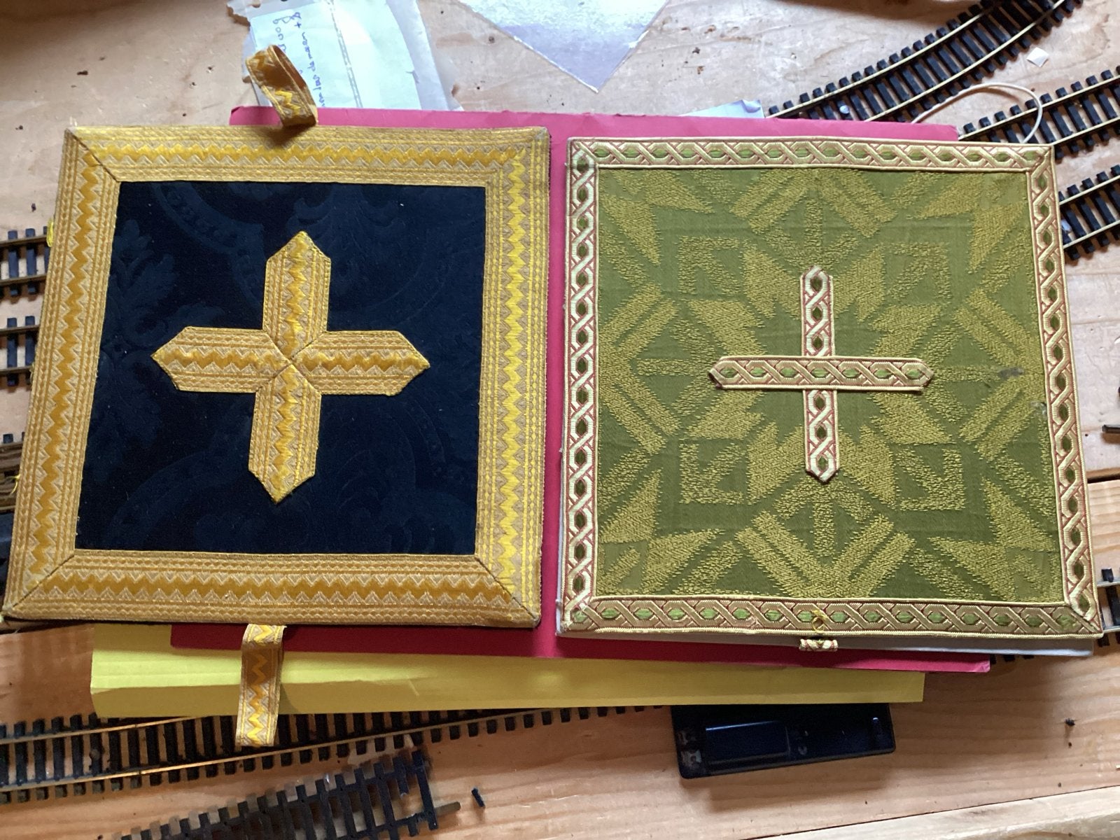 Antiek Liturgisch omslag met Gouden Kruis Borduurwerk, Ophalen of Verzenden