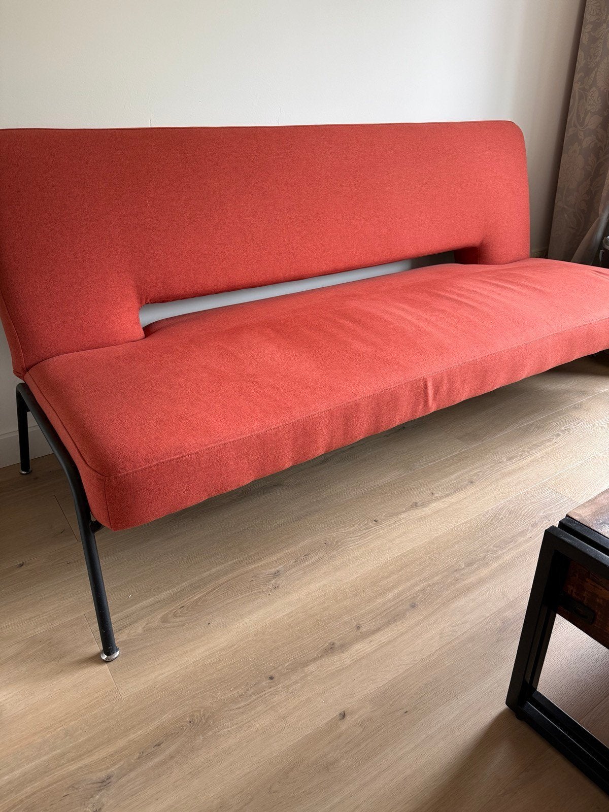 Degelijke slaapbank, steenrood in goede staat, Huis en Inrichting, Slaapkamer | Slaapbanken, Ophalen, Gebruikt, 70 cm of minder