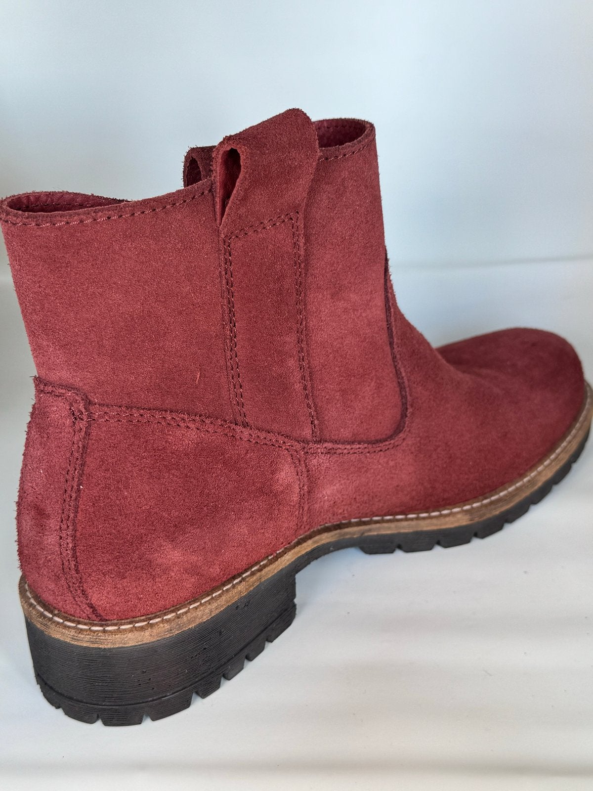 ECCO Rode Suède Enkellaarzen - Maat 41 maar valt als 42, Kleding | Dames, Schoenen, Ophalen of Verzenden, Zo goed als nieuw, Rood