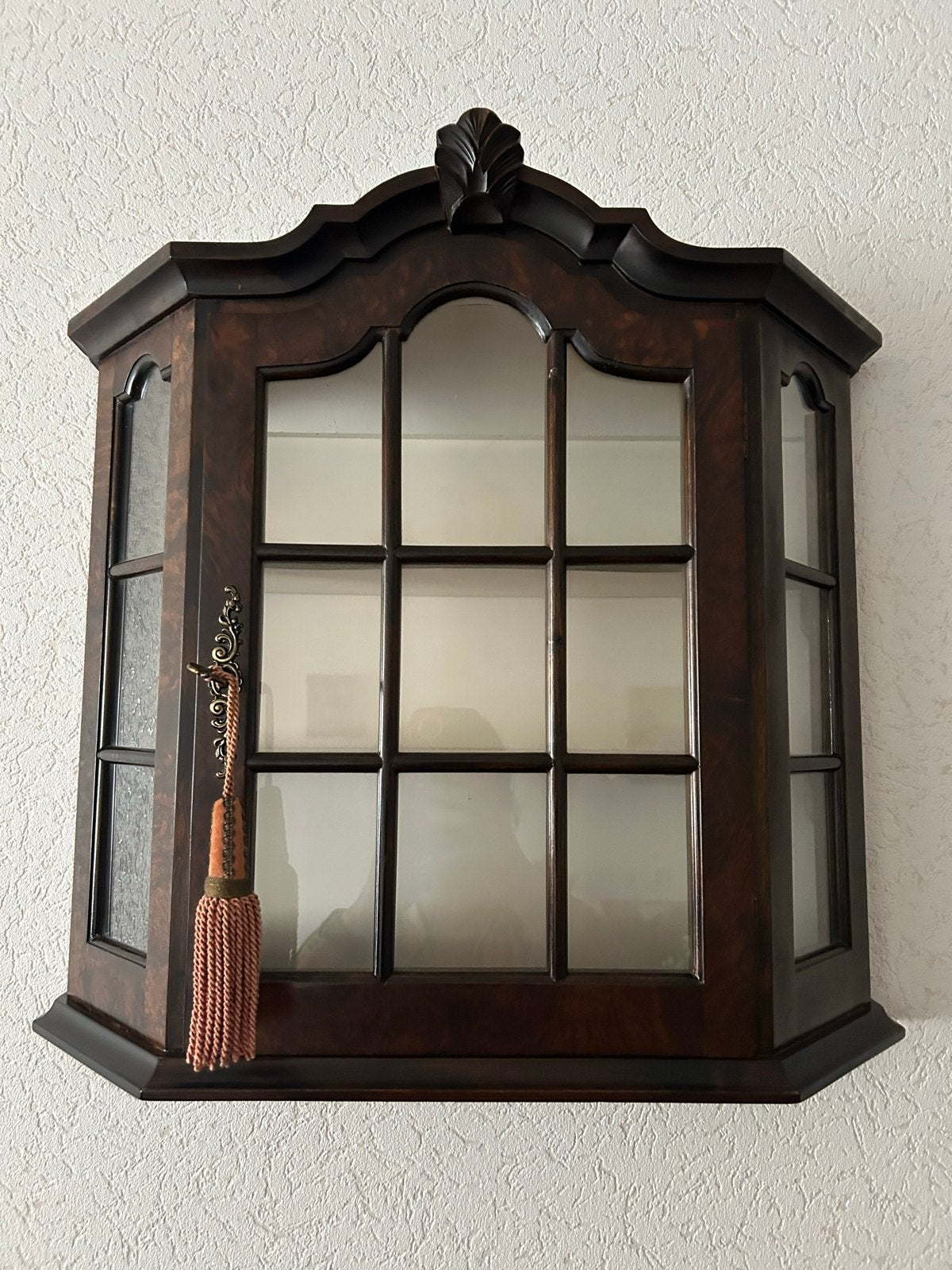 Antieke wandvitrinekastje met glas en messing details, Ophalen