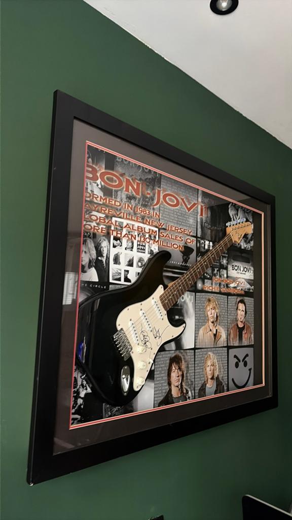 Signed bon jovi gitaar, Ophalen of Verzenden, Zo goed als nieuw, Solid body, Overige merken