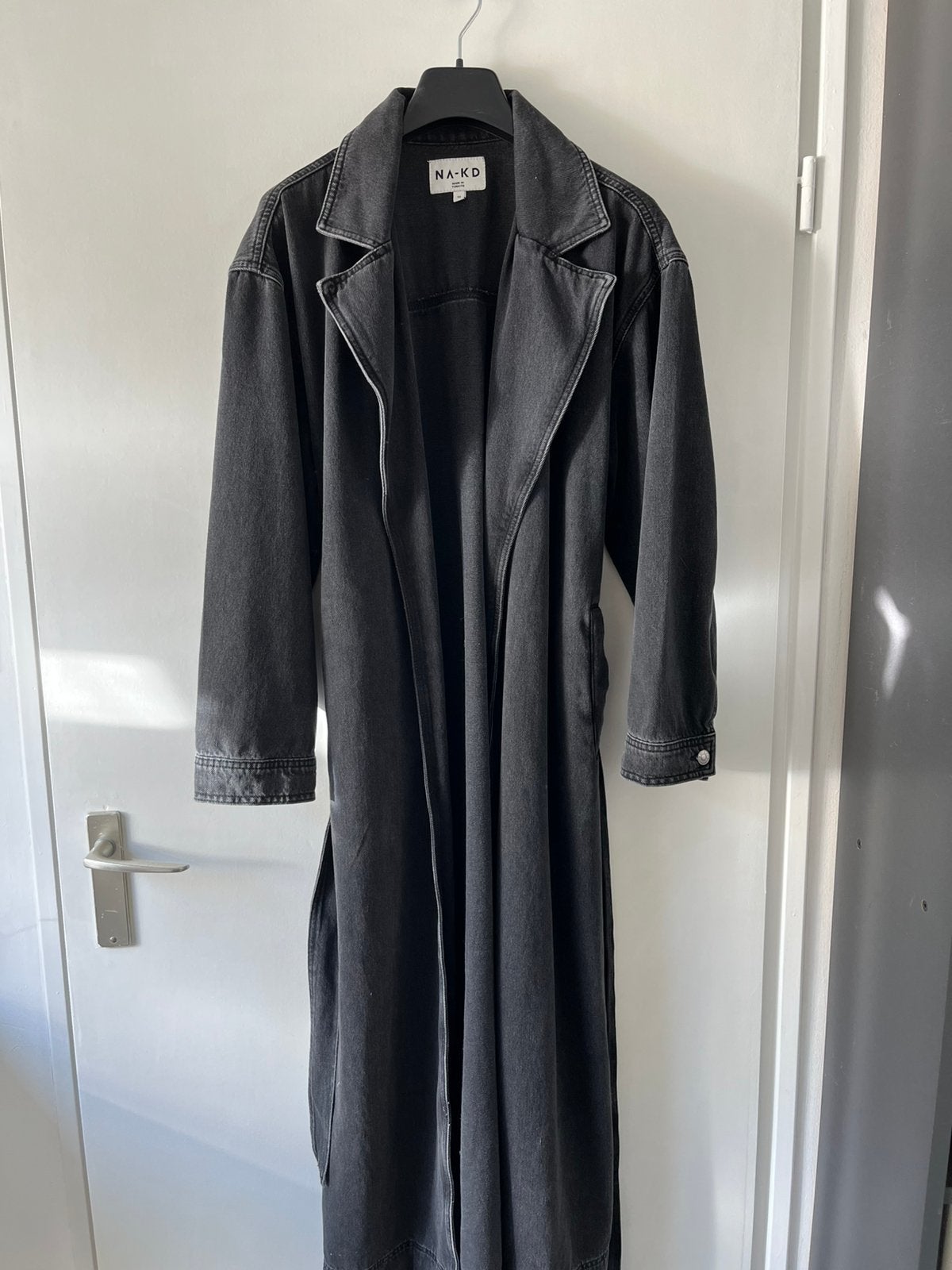 Lange spijker trenchcoat donker grijs van Na-kd - maat 34, Ophalen of Verzenden, Zo goed als nieuw, Maat 34 (XS) of kleiner, Grijs