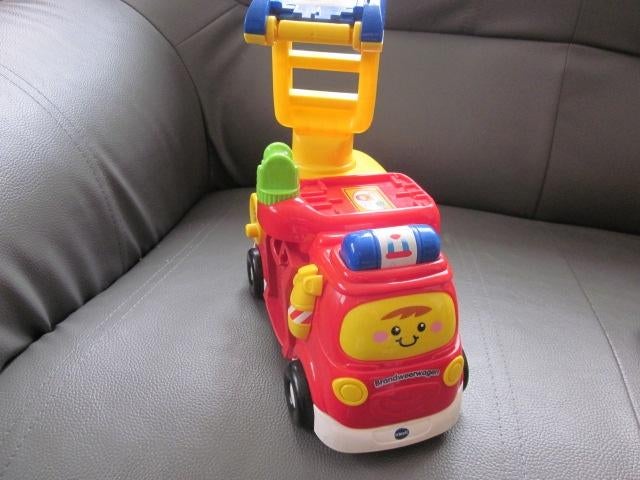 Leuke vtech brandweerauto waar je wegdelen aan vast kunt m, Ophalen of Verzenden, Zo goed als nieuw, 6 maanden tot 2 jaar