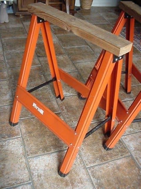 2 ijzeren schragen met houten bovenbalk van het merk "Hirsh"