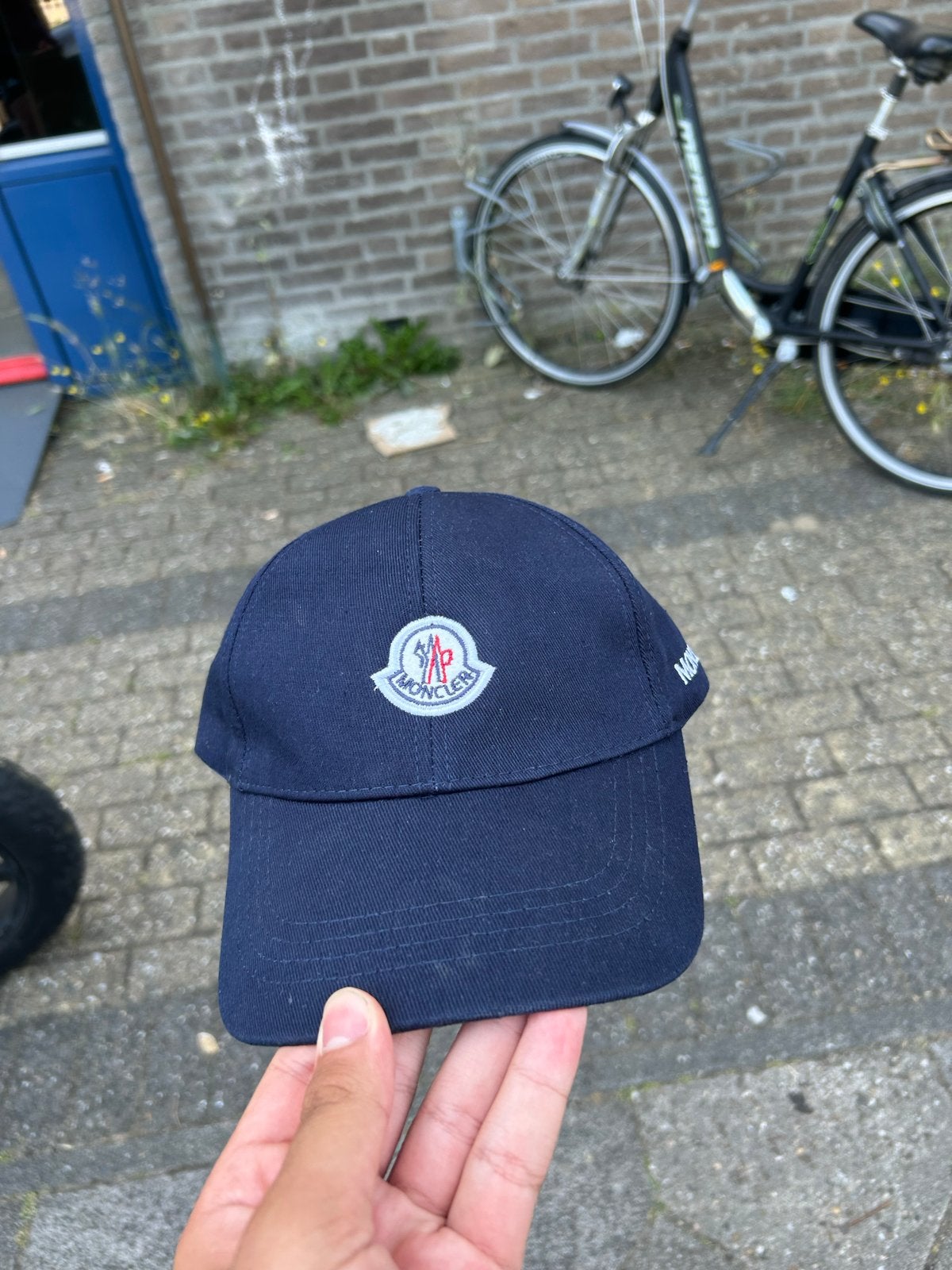 Moncler Pet - Donkerblauw met logo, Ophalen of Verzenden, Zo goed als nieuw, One size fits all, Pet