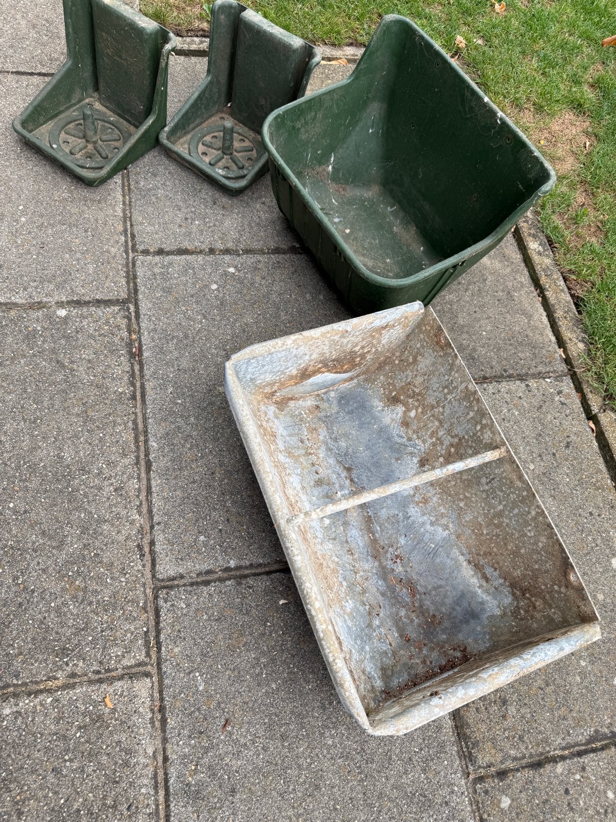 2 voerbakken en 2 zoutsteenhouder, Ophalen