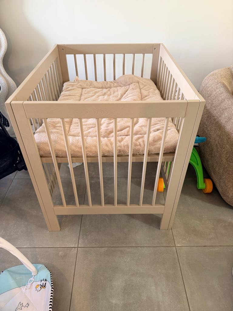 Houten box met Meyco baby boxkleed, Kinderen en Baby's, Boxen, Ophalen of Verzenden, Zo goed als nieuw, Vierkant, Boxkleed