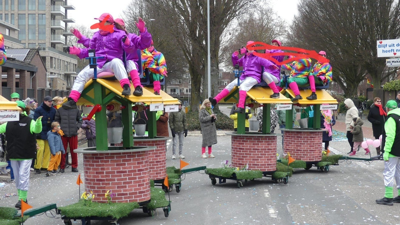 Carnavalswagen 'In de put zitten is niet fijn', Hobby en Vrije tijd, Feestartikelen, Ophalen of Verzenden, Carnaval