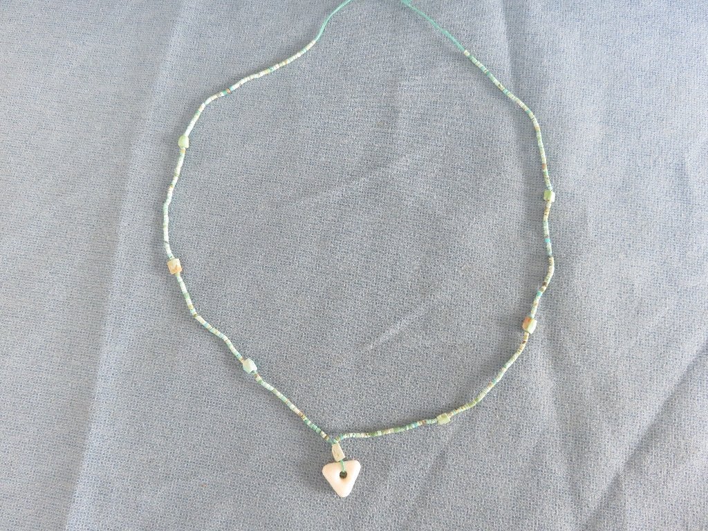 Egyptische rijk – halssnoertje van steen – ca. 2500 jaar oud, Sieraden, Tassen en Uiterlijk, Antieke sieraden, Ophalen of Verzenden
