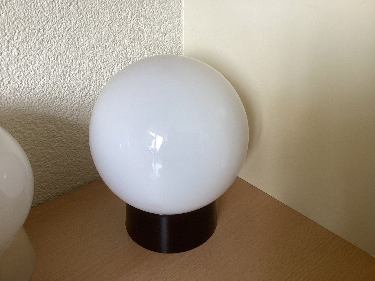 Vintage bol plafondlamp,melkglas met bakeliet armatuur., Ophalen of Verzenden