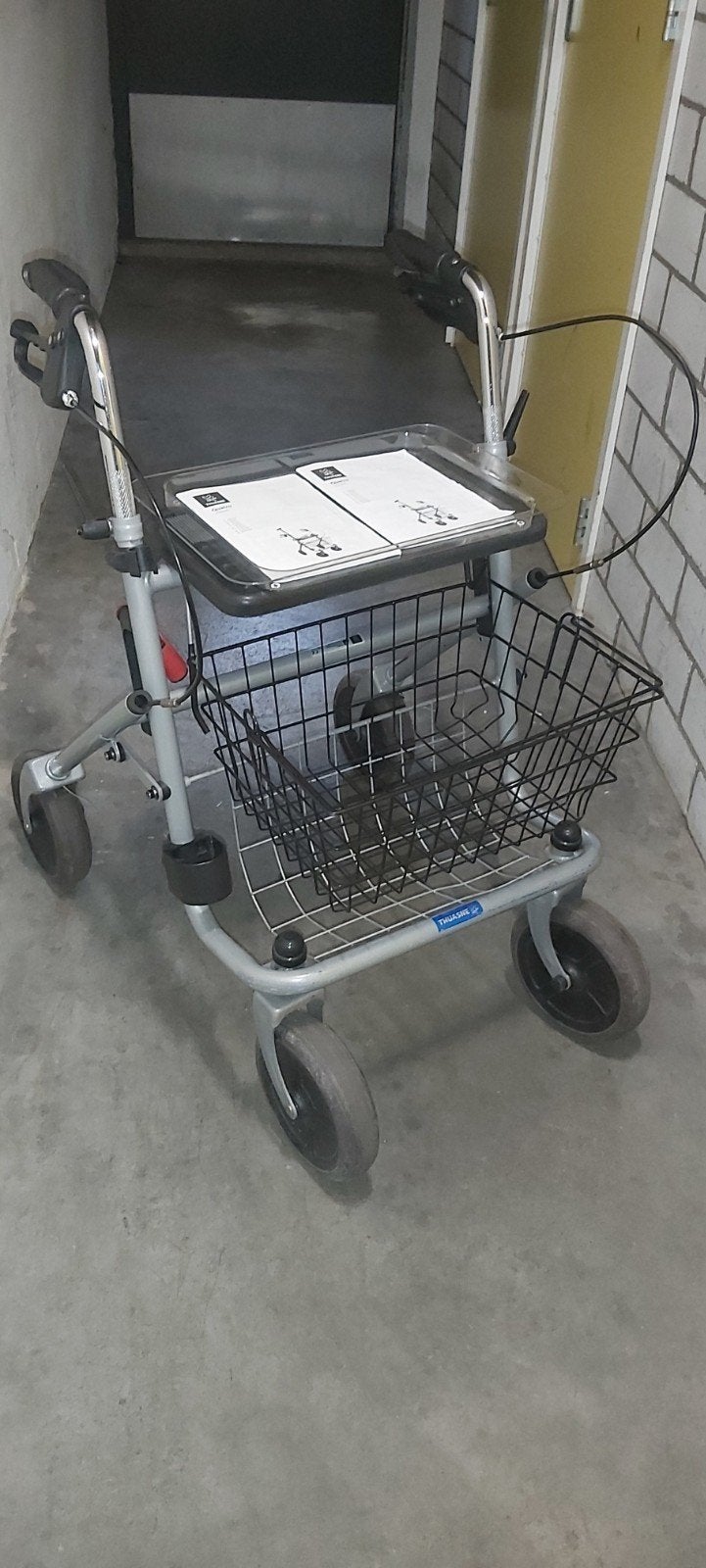 Thuasne Quatro rollator grijs inklap-/opvouwbaar mandje, Ophalen of Verzenden, Opvouwbaar, Zo goed als nieuw