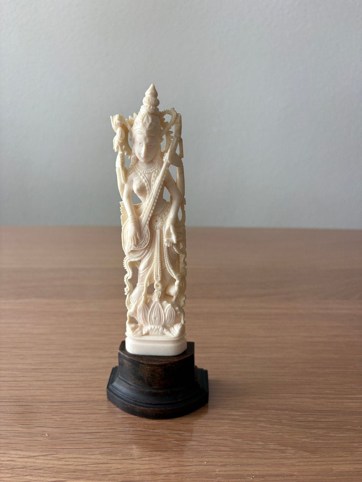 Vintage beeldje Indiase godin met houten voetstuk – 20 cm, Ophalen of Verzenden, Gebruikt