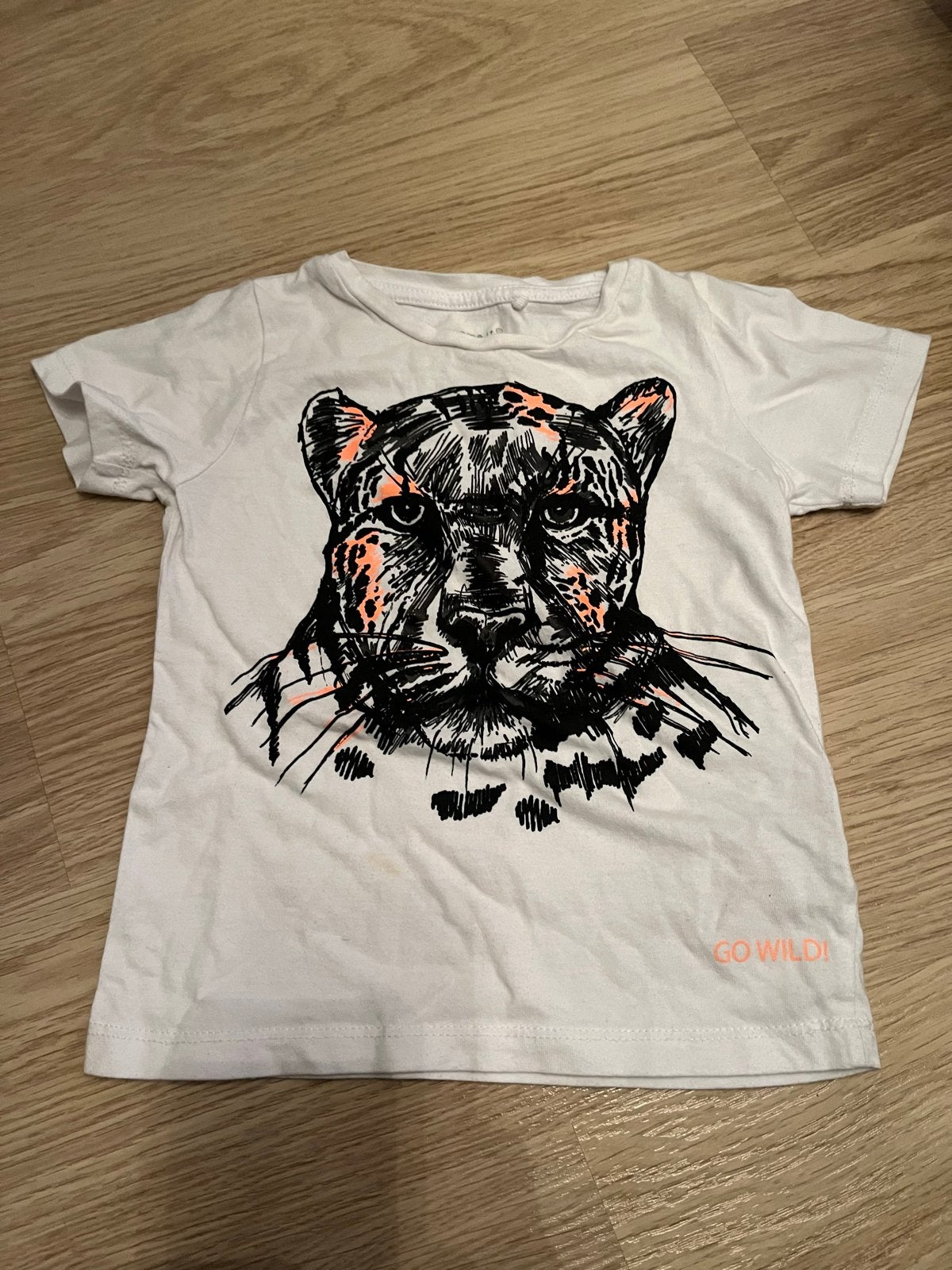 Name It t-shirt. Wit met luipaardprint. Maat 98, Kinderen en Baby's, Kinderkleding | Maat 98, Ophalen of Verzenden, Gebruikt, Jongen of Meisje