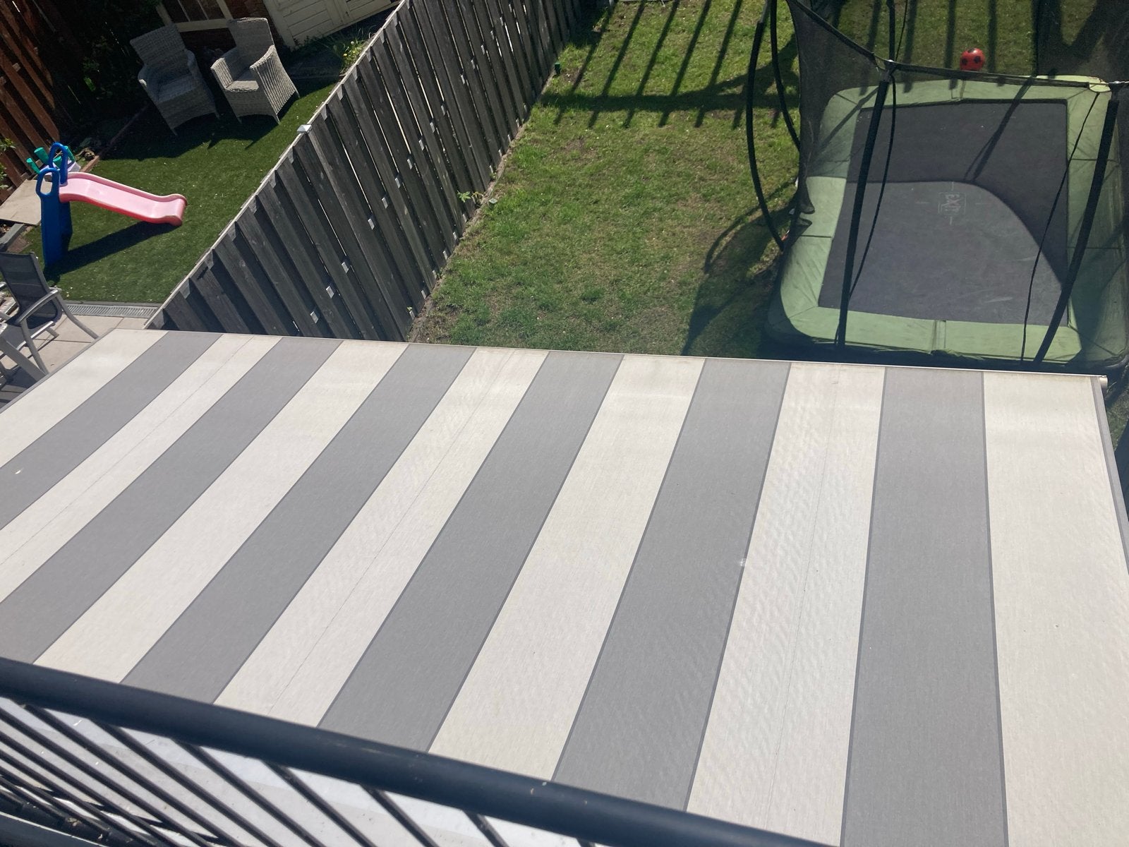 Zonnescherm - Grijs/Wit gestreept knikarmscherm, Tuin en Terras, Zonneschermen, Gebruikt, Ophalen of Verzenden, 150 tot 300 cm