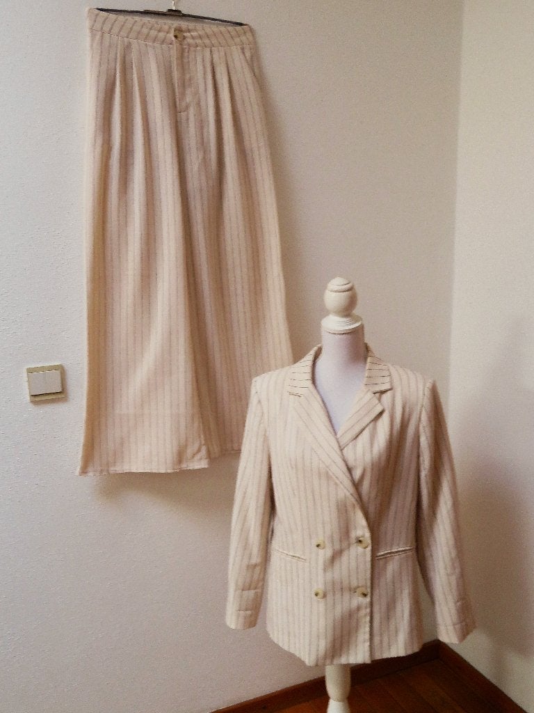 A23 MEI-LI kostuum broek en jasje ecru zwart M 38/40, Maat 38/40 (M), Kostuum of Pak, Ophalen of Verzenden, Zo goed als nieuw