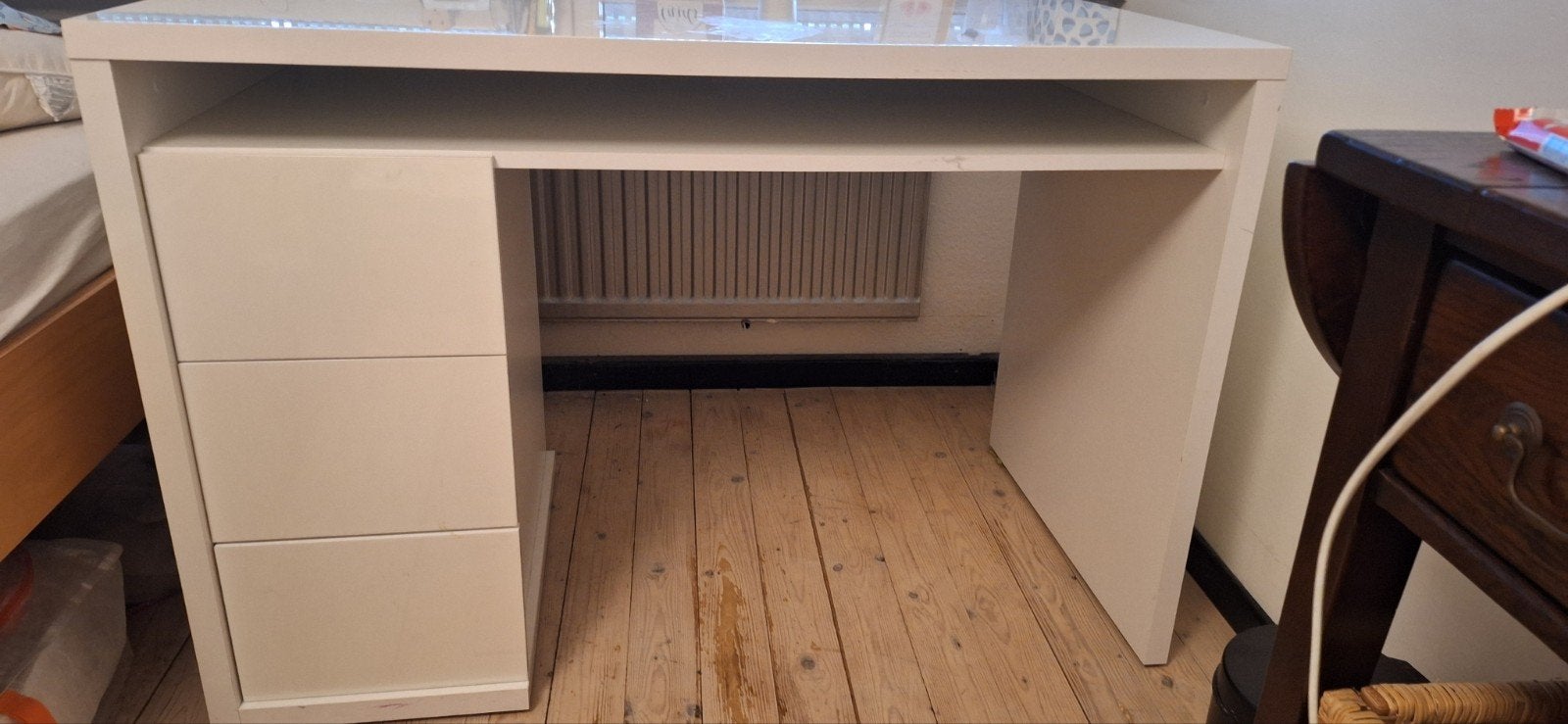 Ikea Kinderbureau Wit Glanzend met 3 Lades en Open Vak, Huis en Inrichting, Bureaus, Ophalen, Met lades, Gebruikt, Kinderbureau