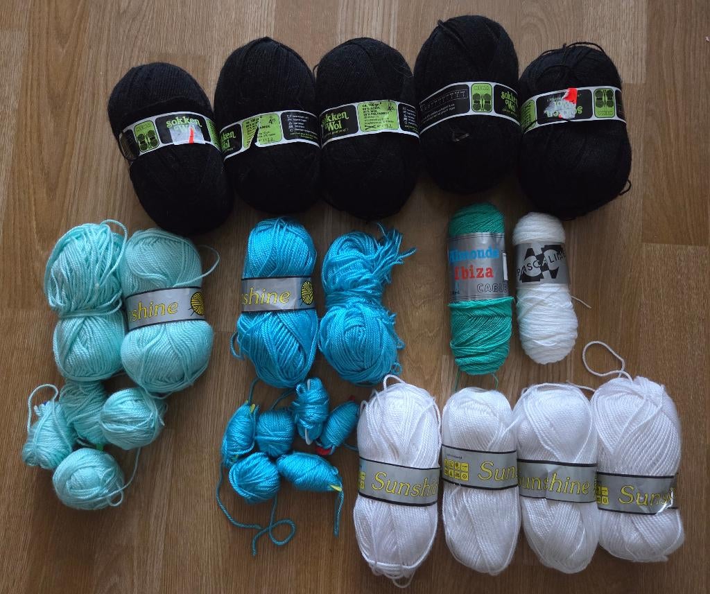 15 bollen wol (zwart, aqua, wit, groen, blauw), Hobby en Vrije tijd, Breien en Haken, Ophalen of Verzenden, Nieuw, Breien, Wol of Garen