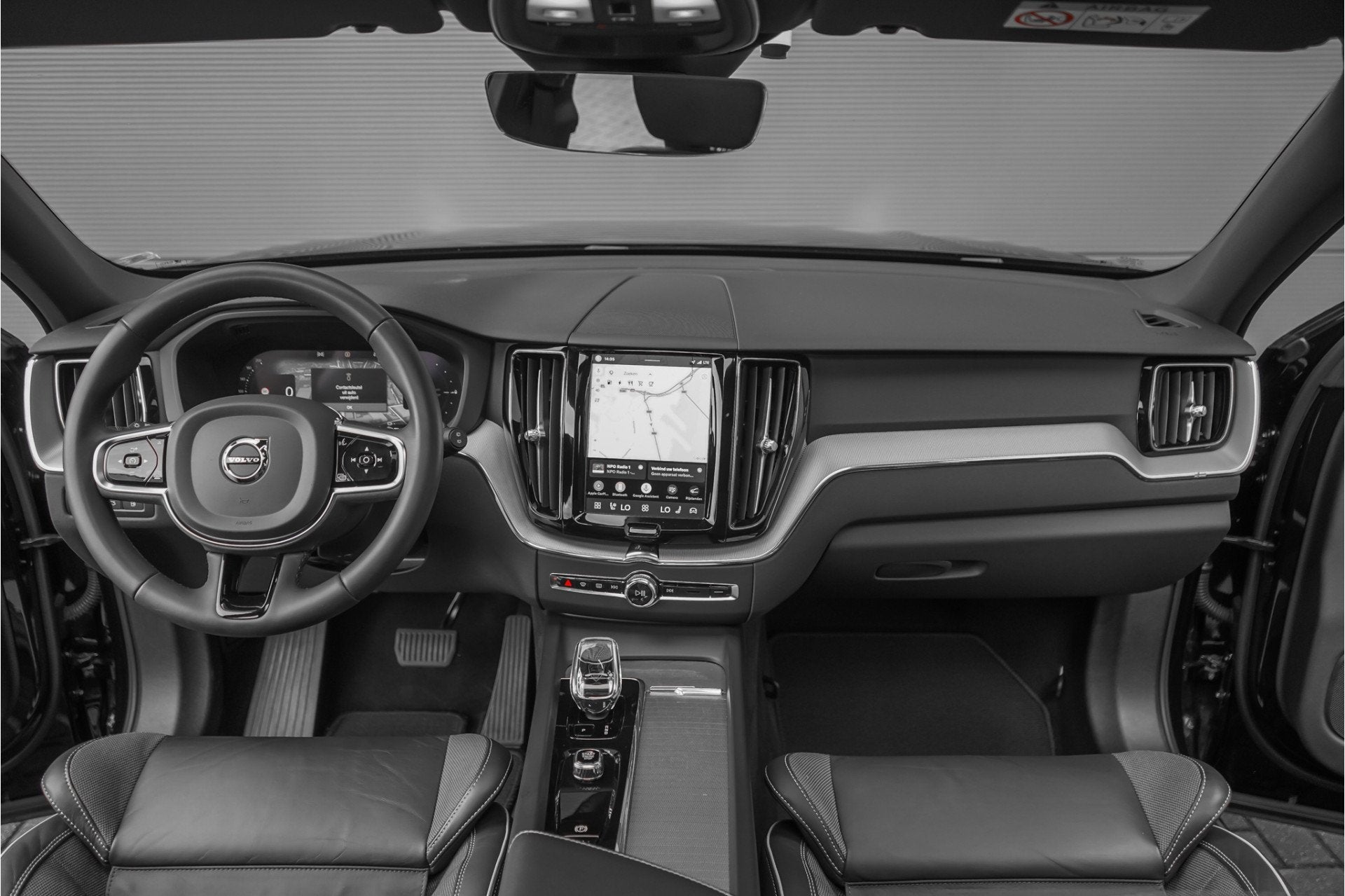 Volvo XC60 2.0 T6 Plug-in hybrid AWD Plus Dark Pano Trekhaak, 12 maanden, Gebruikt, 4 cilinders, Zwart