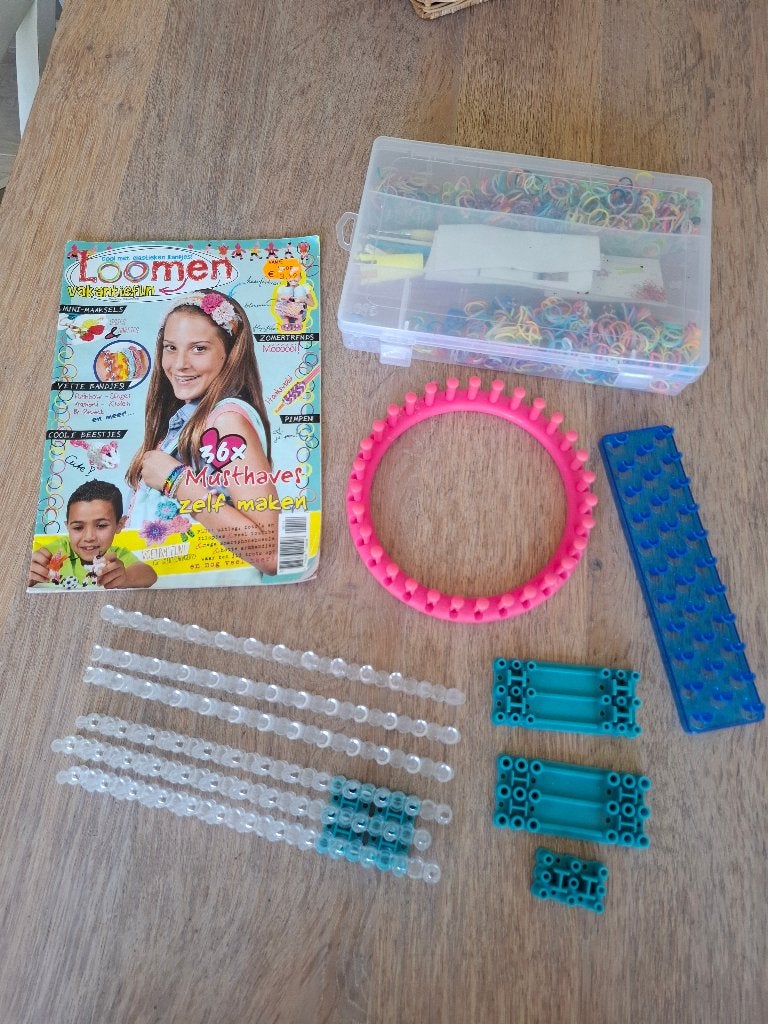 Grote set loom bandjes - looms - accessoires - opbergdoos, Gebruikt, Ophalen of Verzenden, Educatief, Overige merken