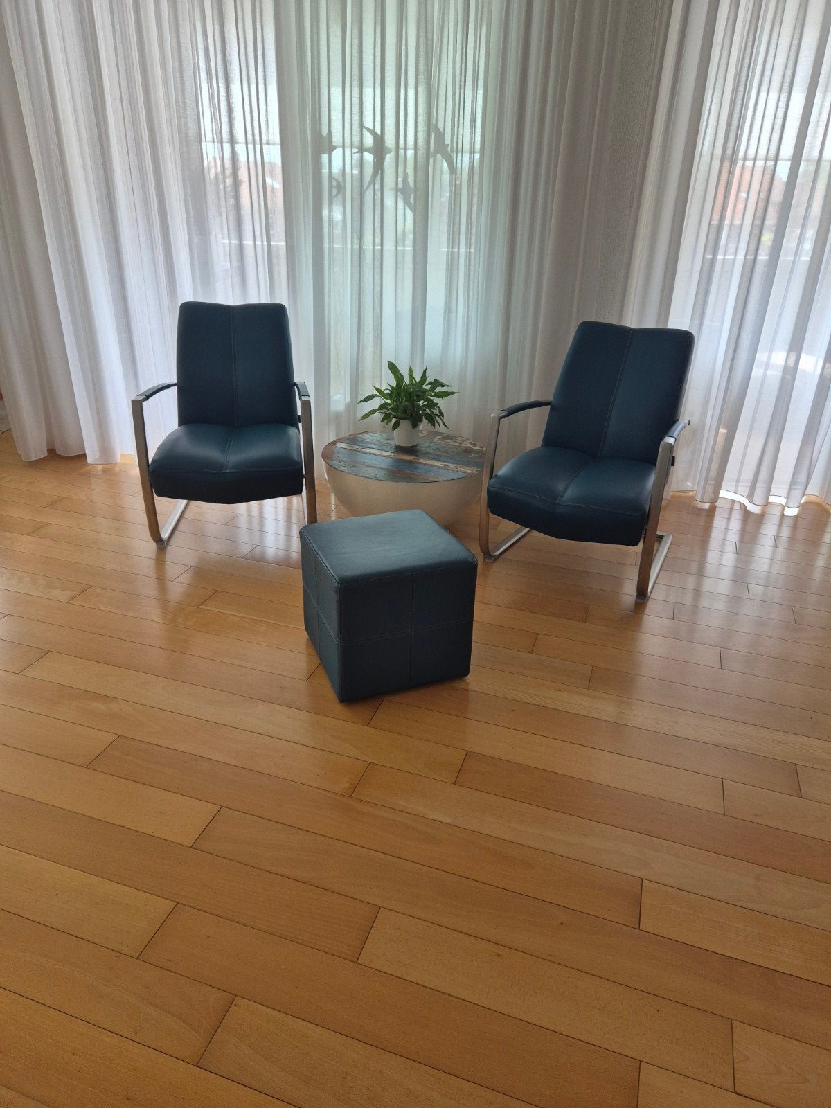 Set van 2 blauwe stoelen (Xooon), poef en tafel (by boo) €49, Ophalen, Gebruikt, Minder dan 75 cm, Modern, industrieel met een vleugje vintage