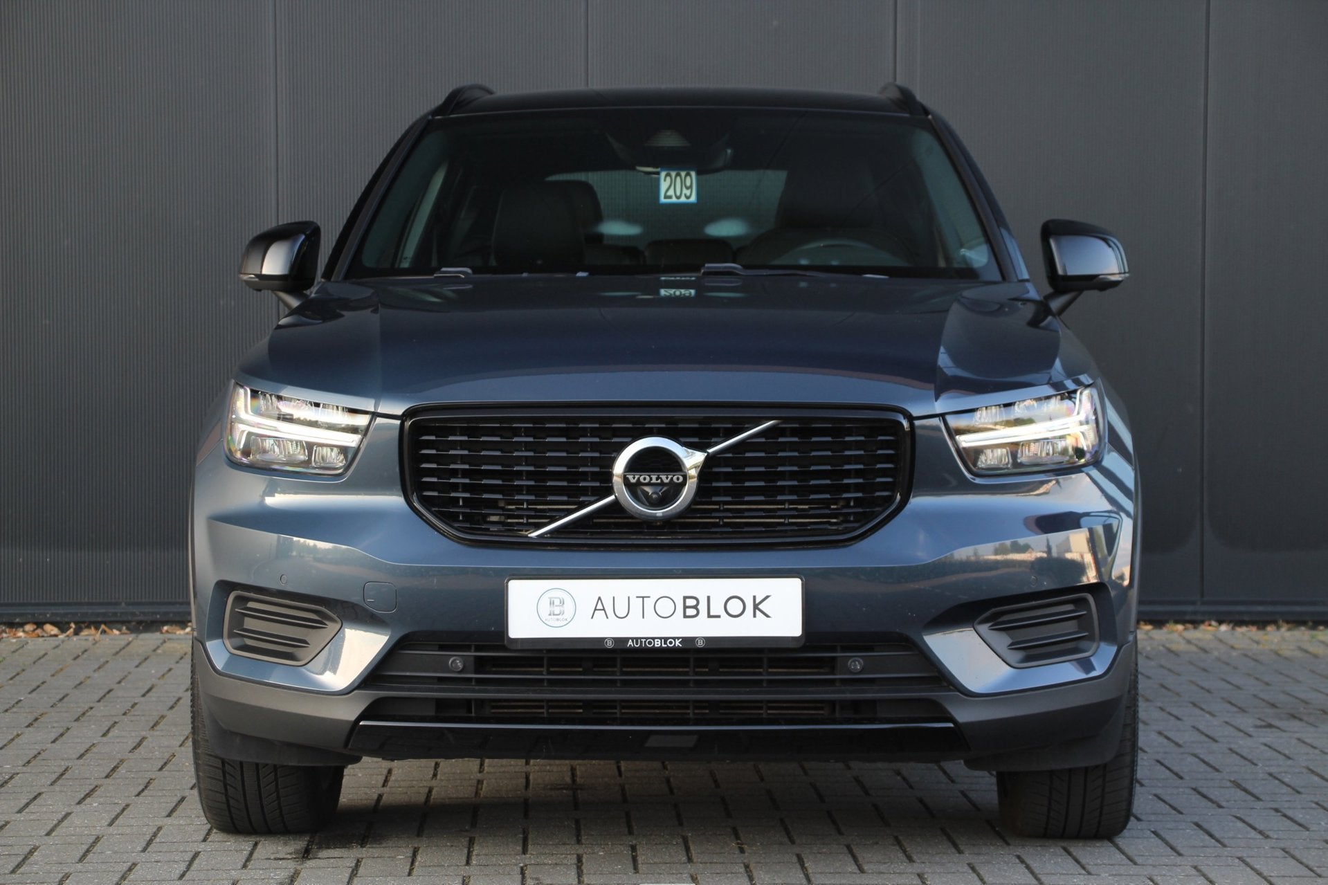 Volvo XC40 1.5 T4 Recharge R-Design | SOH 97% | Stoelverwarm, Auto's, Dealer onderhouden, Zwart, Blauw, Bedrijf