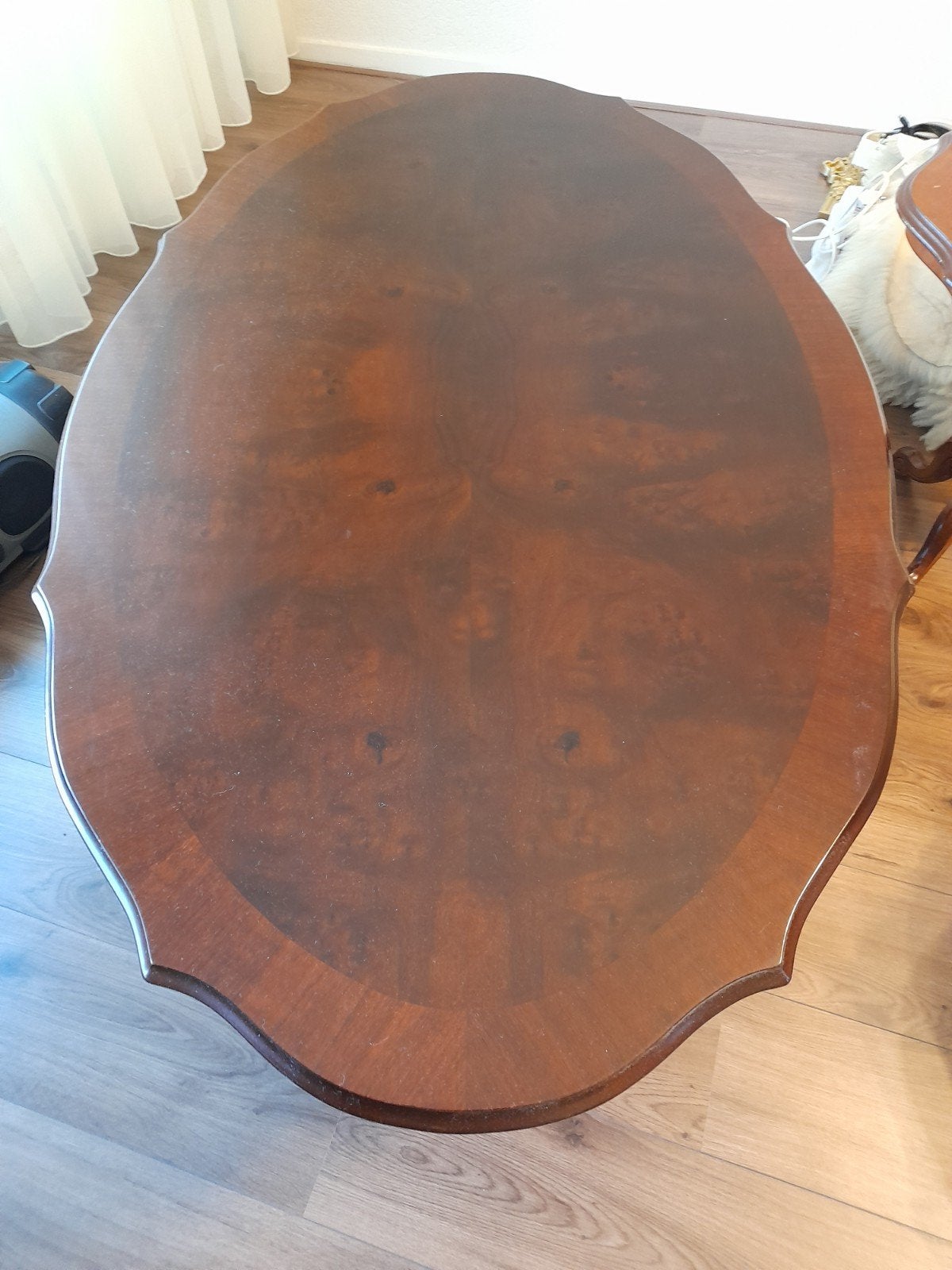 notenhouten salontafel, Ophalen