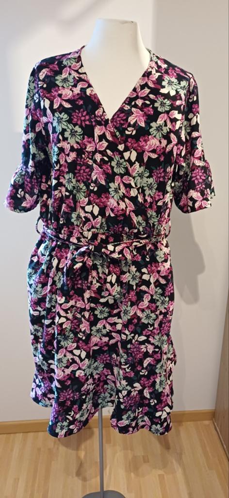Zwarte jurk met lila en groene bloemen, korte mouw, maat M, Ophalen of Verzenden, Zo goed als nieuw, Zwart, Boven de knie