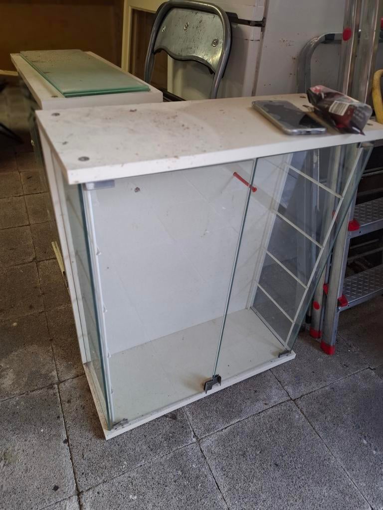 2 vitrinekasten met 1 glazen plank, Ophalen
